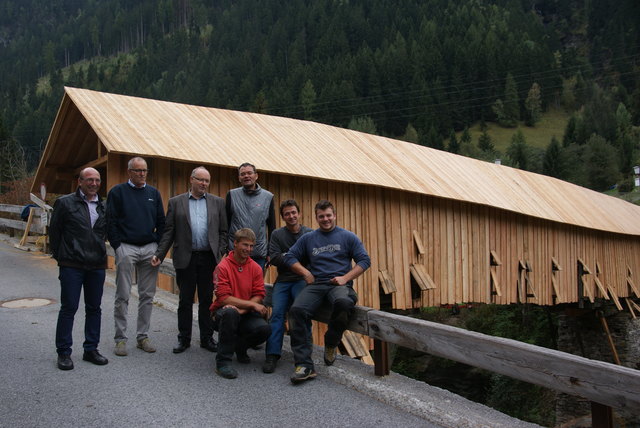 Die Restaurierung der Rosannabrücke in Strengen steht kurz vor der Fertigstellung: Bgm. Harald Sieß, Arch. Hermann Holzknecht, Walter Hauser (BDA) und regioL-GF Gerald Jochum (h. v. l.) mit den Handwerkern.