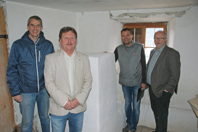 Der Original-Ofen der Nessler Alm: Bgm. Manfred Matt, Landesinnungsmeister Erich Moser, regioL-GF Gerald Jochum und Walter Hauser (BDA).
