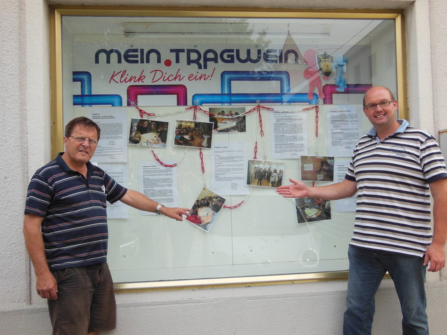 Der Agenda-21-Prozess betitelt sich "Mein Tragwein, klink dich ein!" – von links: Arbeitskreismitglied Johann Schinnerl, Bürgermeister Josef Naderer.