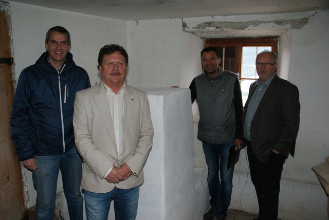 Der Original-Ofen der Nessler Alm: Bgm. Manfred Matt, Landesinnungsmeister Erich Moser, regioL-Gf Gerlad Jockum und Walter Hauser (BDA).