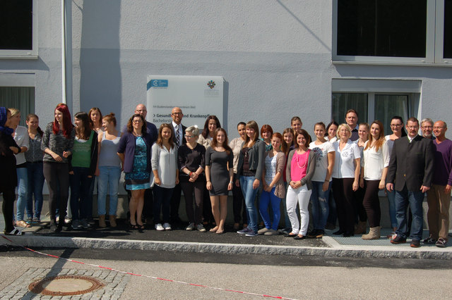 22 Pioniere haben mit der Bachelorausbildung Gesundheits- und Krankenpflege in Ried begonnen. Am Bild mit Lehrpersonal und einer Abordnung der FH Campus Wien.