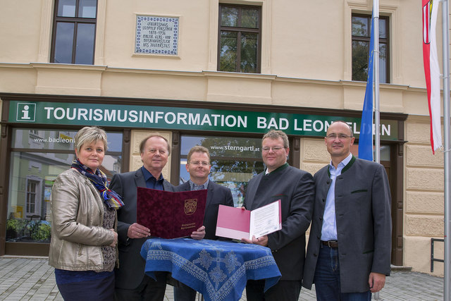 v.l.n.r.: Gabriele Stimmeder (Stadtgemeinde), Bürgermeister Alfred Hartl, Kurverbands-Obmann Wolfgang Hochreiter, Notar Friedrich Jank und Kurdirektor Andreas Eckerstorfer. | Foto: Foto: Stadtgemeinde/beha
