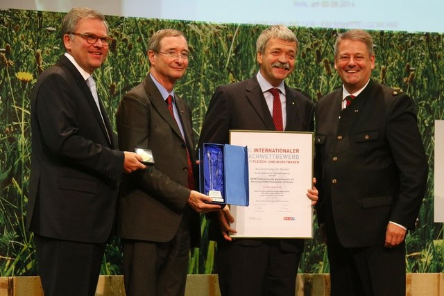 v.l.: WKÖ-Geschäftsführer Dr. Reinhard Kainz, WKÖ-Präsident Dr. Christoph Leitl, Helmut Gattringer (Leiter TANN-St.Pölten) und Bundesminister DI Andrä Rupprechter | Foto: cityfoto.at