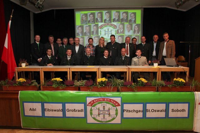 Großer Auftritt im Grenzlandsaal: Diese 25 Kandidaten vertreten die ÖVP bei der Wahl um das Bürgermeisteramt in der Großgemeinde Eibiswald 2015. | Foto: Alois Rumpf