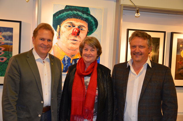 Anton Göllner (re.) freut sich mit Dir. Ingrid Mittendorfer und BM Erich Rohrmoser über die gelungene Vernissage in der SCOLARTA. Foto: Kalss
