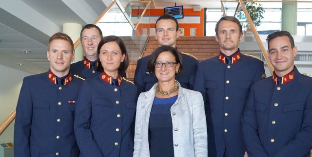 Barbara Krenn aus Julbach mit den fünf anderen Polizeioffizieren aus Oberösterreich und Bundesministerin Johanna Mikl-Leitner. | Foto: Foto: privat