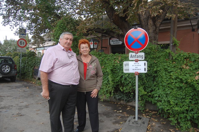 Paul Johann Stadler versteht das Halte- und Parkverbot vor dem Wirtshaus ebensowenig wie Wirtin Christa Barbanek.