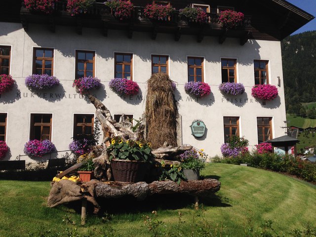 Vor dem Gemeindeamt in St. Veit. | Foto: privat
