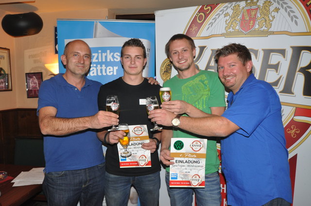 Heinz Ransburg (Kaiser Bier, li.), Wirt Joachim Saller (re.) mit Siegern Manuel Aschaber und Andreas Margreiter.