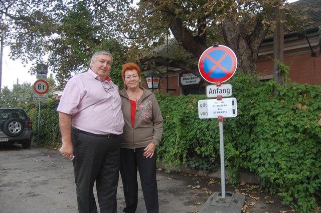 Paul Johann Stadler versteht das Halte- und Parkverbot vor dem Wirtshaus ebensowenig wie Wirtin Christa Barbanek.