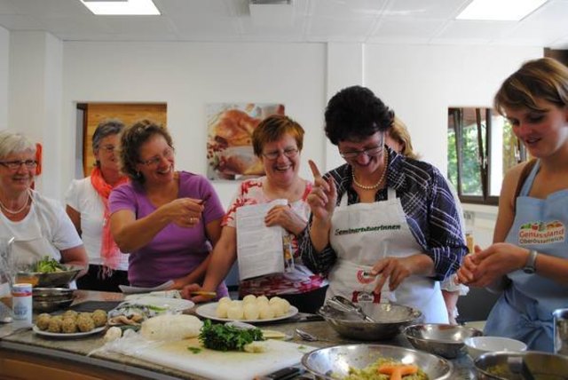 Seminarbäuerin Maria Stütz zeigt den richtigen Dreh bei der Zubereitung von Knödeln. | Foto: LK OÖ