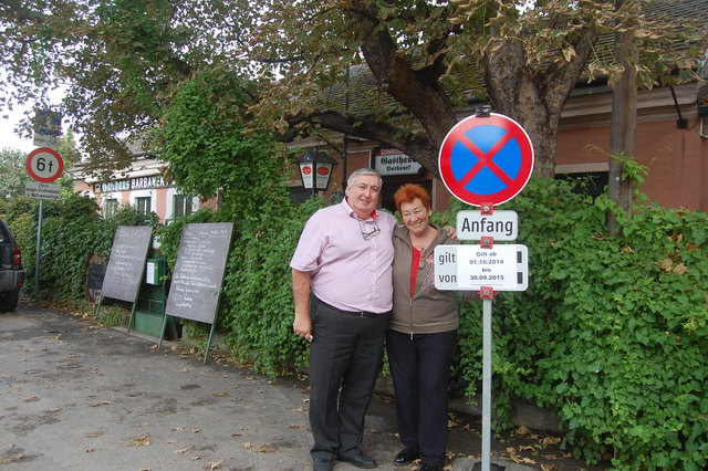 Paul Johann Stadler versteht das Halte- und Parkverbot vor dem Wirtshaus ebensowenig wie Wirtin Christa Barbanek.