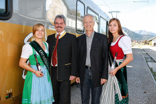Verkehrslandesrat Karl Wilfing und NÖVOG Geschäftsführer Gerhard Stindl vor der Himmelstreppe. Im Bild mit den amtierenden Hoheiten Dirndlkönigin Kathrin Patscheider und Dirndlprinzessin Jacqueline Kendler. (© NÖVOG/Josef Bollwein)