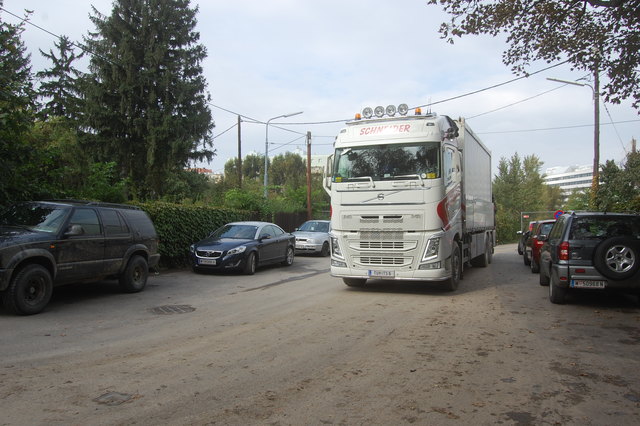 Platz genug für Lkw, auch wenn auf beiden Seiten der Furchröhrenstraße geparkt wird.