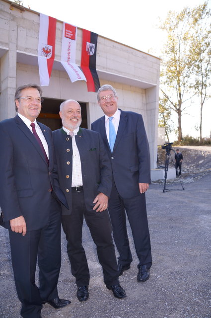 Firstfeier beim Kleinwasser-Kraftwerk am Kanzingbach in Flauring (v. li.): LH Günther Platter, der Flaurlinger Bgm. Gerhard Poscher und TIWAG-Vorstandsvorsitzender Bruno Wallnöfer.