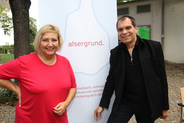 SP-Bezirkschefin Martina Malyar und Theaterdirektor Stefan Mras führten die Alsergrunder Kulturcard ein. | Foto: Archiv/Klinger