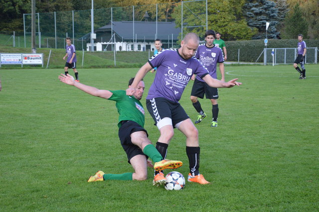 Albrecht Huber (li.) und Alexander Biedermann von Himmelberg im Zweikampf um den Ball