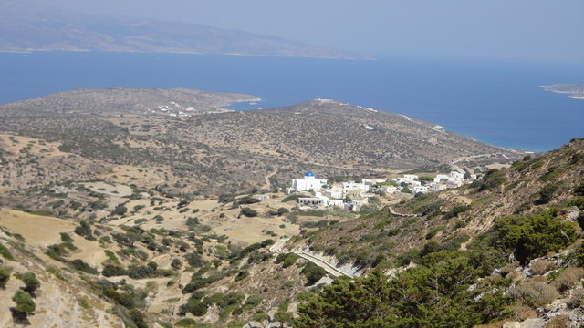 IRAKLIA: Blick auf den Hafen AGIOS GEORGIOS und das Bergdorf PANAGIA.