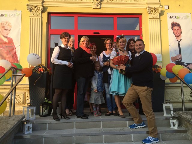Vlnr.; Nina Ollinger, Christine Rieger, Manuela Dundler-Strasser, Astrid Wessely mit Tochter Magdalena, Manuela Rainer, Christine Kröll und Michael Cech