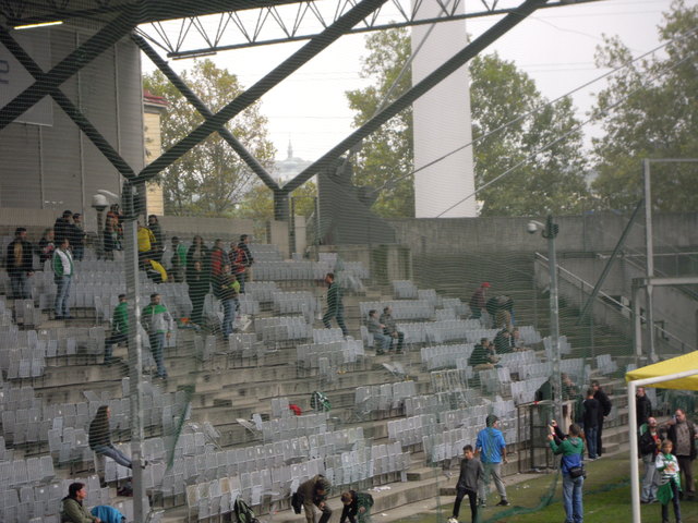 Fans nehmen das letzte Mal im alten Stadion ihr Plätze ein
