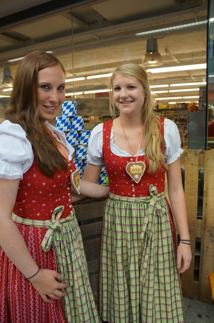 Alexandra und Jennifer von Antenne Salzburg unterstützten die Besucher beim Dosenschießen.