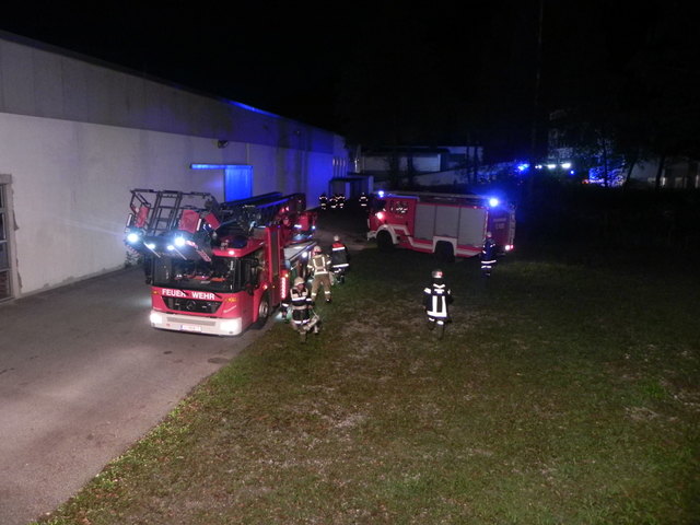 Drehleiter aus Telfs und Fahrzeuge aus der Region beteiligten sich bei bei der Herbstübung in Rietz. | Foto: Feuerwehr Rietz