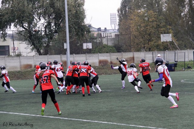 Die Sport 2000 Hammers Ladies Schwaz (weiß) erzielten in Budapest drei Touchdowns.