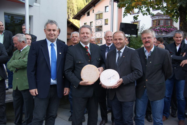 Feierten den Abschluss der Schutzmaßnahmen: Bgm. Helmut Mall, BM Andrä Rupprechter, LHStv. Josef Geisler und Siegfried Sauermoser, Sektionsleiter WLV Tirol.