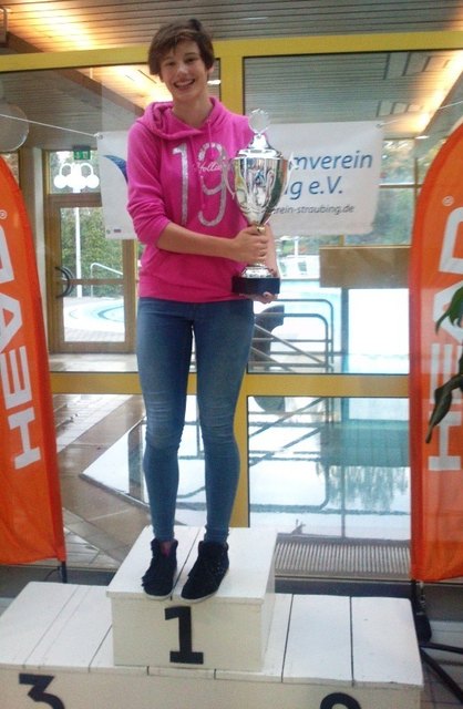 Franziska Ruttenstock mit dem Pokal für die punktebeste weibliche Leistung des Tages