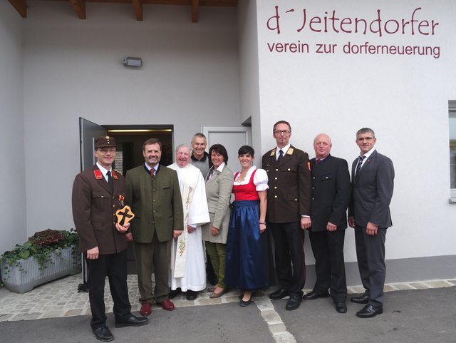 Im Bild von links:
FF-Kommandant Johannes Schwarz, Landtagspräsident Ing. Hans Penz, Dechant KonsRat MMag. Norbert Buhl, Ortsvorsteher Leopold Grüner, NÖ Dorferneuerung-Obfrau Ök.Rat Maria Forstner, DEV-Obfrau Michaela Schwarz, Bezirkskommandant Martin Boyer, Vizebürgermeister Reinhard Steindl und Bürgermeister Andreas Pichler