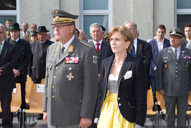 Festakt zur Übergabe der Riedenburgkaserne an eine zivile Nutzung. Im Bild: Militärkommandant Heinz Hufler und Landtagspräsidentin Brigitta Pallauf. | Foto: Franz Neumayr