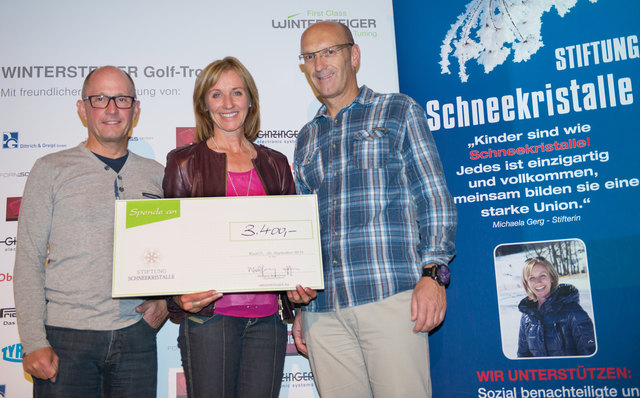 Scheckübergabe: Reiner Thalacker (Vorstandsvorsitzender Wintersteiger), Michaela Gerg (Stifterin von Schneekristalle) und Wolfgang Berghammer (Leitung Business Unit Sports, Wintersteiger).
