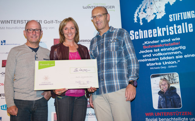 Scheckübergabe: Reiner Thalacker (Vorstandsvorsitzender Wintersteiger), Michaela Gerg (Stifterin von Schneekristalle) und Wolfgang Berghammer (Leitung Business Unit Sports, Wintersteiger). | Foto: Wintersteiger