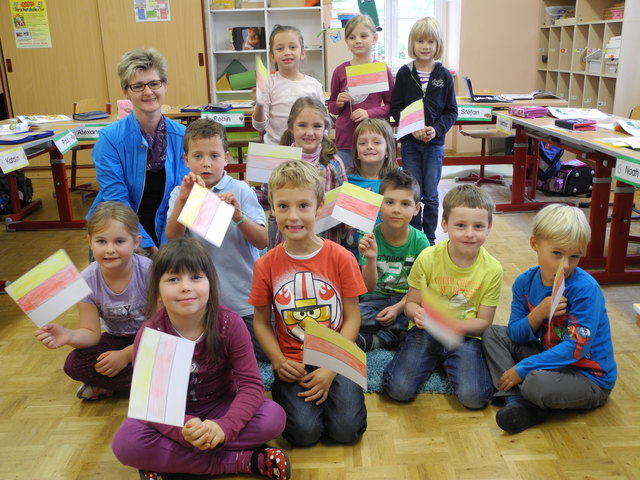 Landesfeiertag:Schüler der 1. Klasse haben mit Lehrerin Silvia Nocker Fahnen gebastelt