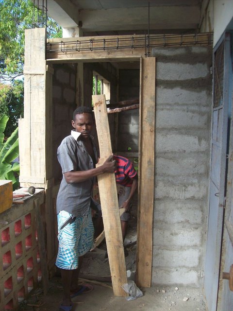 Die Bauarbeiten am neuen Krankenzimmer sind in vollem Gange. Die Arbeiter legen für das Projekt des Hainfelders gerne Hand an. | Foto: Fotos: E. Schulz (7)