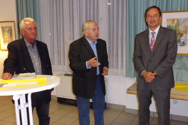 Eröffnung der Ausstellung, v.l.: Obmann des FVV Günther Puffer, der Künstler Herbert Sedmik, Herr Bürgermeister Dr. Martin Michalitsch