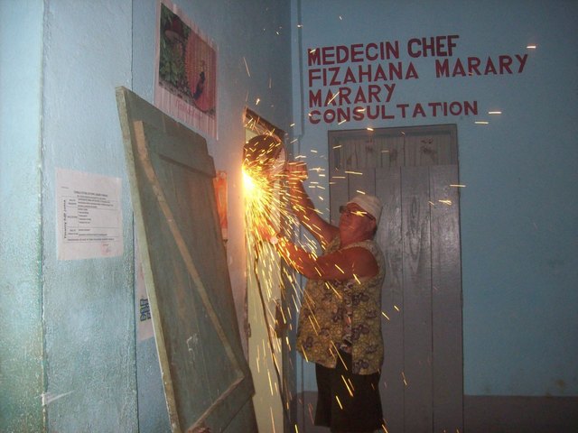 Selbst ist der Mann. Edi Schulz hilft bei den Bauarbeiten kräftig mit.