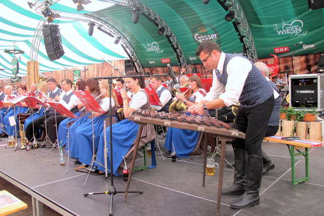 Kapellmeister Daniel Neubauer begeisterte am Xylophon.