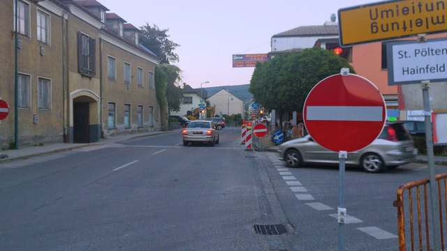 Führerscheinbesitzer (Vermutung d. Red.) rollen täglich trotz unübersehbarer Beschilderung in falscher Richtung durch Traisen.