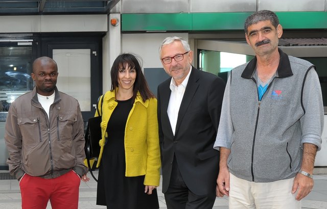 Bei der Übergabe: Rudi Schicker (2.v. r.) und Patricia Anderle halfen den Flüchtlingen mit warmer Kleidung. | Foto: Foto: SPÖ Rathausklub
