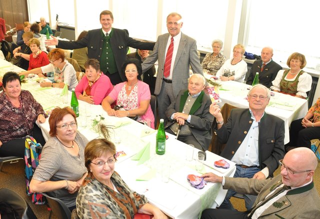 Bürgermeister Kurt Wallner und Vizebürgermeister Maximilian Jäger mit einigen der geehrten „Nachbarn mit Herz“. | Foto: leopress