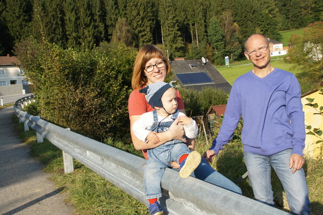 Thomas und Michaela Zechmeister freuen sich über die neue Leitplanke zum Schutz ihrer drei Kinder Adam (16 Monate- im Bild),  Yvonne (7) und Daniel (5).