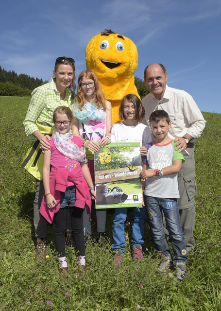 Wetter-Lady und „Tausch DICH fit“-Testimonial Dr. Christa Kummer mit Landeshauptmann-Stellvertreter Mag. Wolfgang Sobotka bei der Eröffnung des »tut gut«- Wanderweges in Sonntagberg. | Foto: Tut gut!