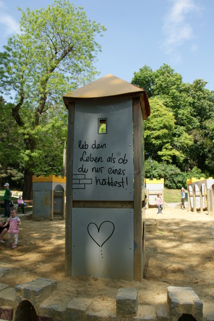 Angeschmiert: Leider hat sich auch jemand auf dem Burgturm verewigt.