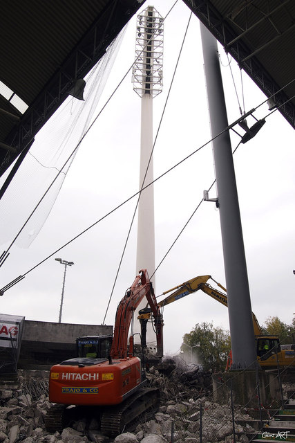 Die Bagger sind angerollt - der Abriss kann beginnen.  (FOTO: Güni ART)