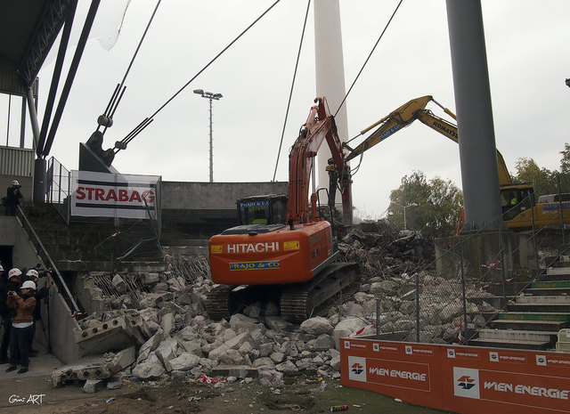 Die Bagger sind angerollt - der Abriss kann beginnen.  (FOTO: Güni ART)