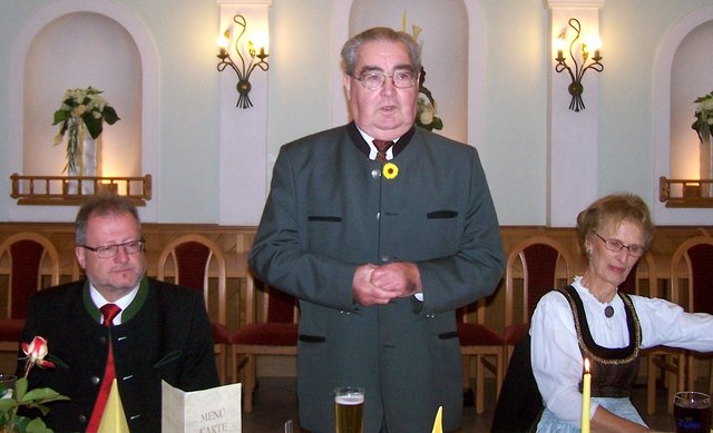 Bezirksobmann Alfred Lugstein, Jubilar Hannes Friedl und seine Frau Maria (v.l.) bei der Feier im Gasthaus Gugg. | Foto: Strohbach