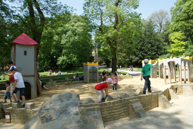 Türkenschanzpark: Die Sandkiste mit Burg ist ein sehr beliebter Spielplatz.