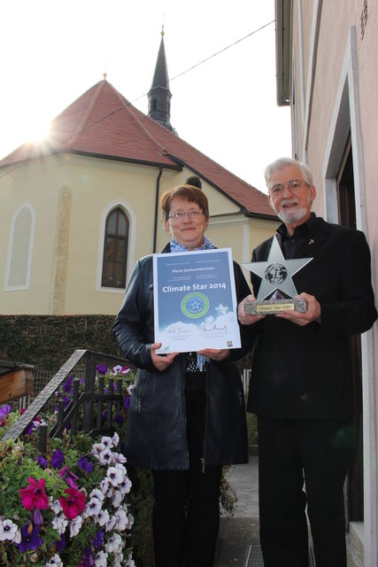 Maria Knöbl und Pfarrer Wolfgang Fank präsentieren stolz ihren „Climate Star“.