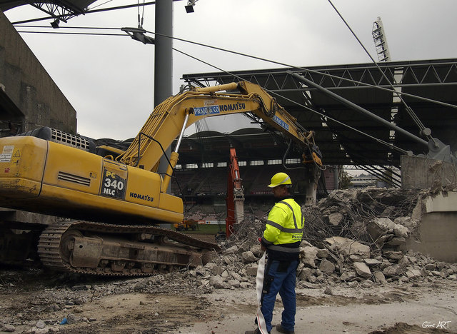Die Bagger sind angerollt - der Abriss kann beginnen.  (FOTO: Güni ART)